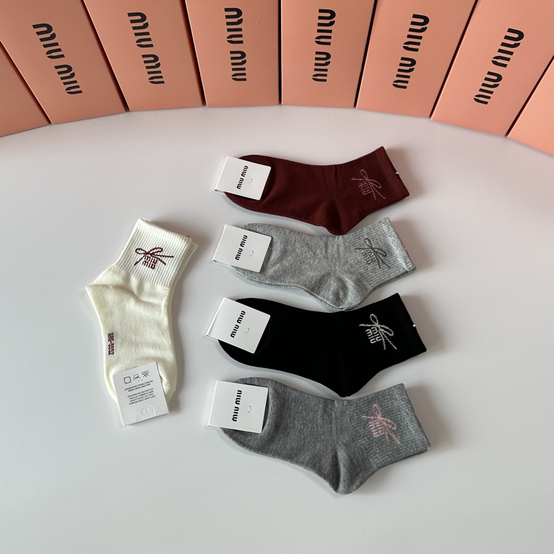  💛配专柜包装
MiuMiu（缪缪）新款中长款堆堆袜袜子！一盒五双，专柜同步筒袜袜子，大牌出街，潮人必备
