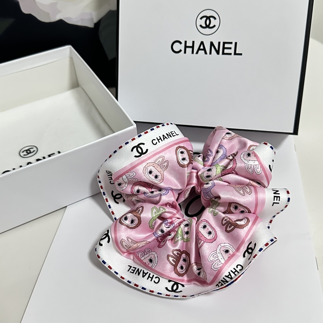  配专柜包装
Chanel（香奈儿）最新小香风拉布布发圈
小仙女快入手
特殊材质 不嘞头
可盐可甜～