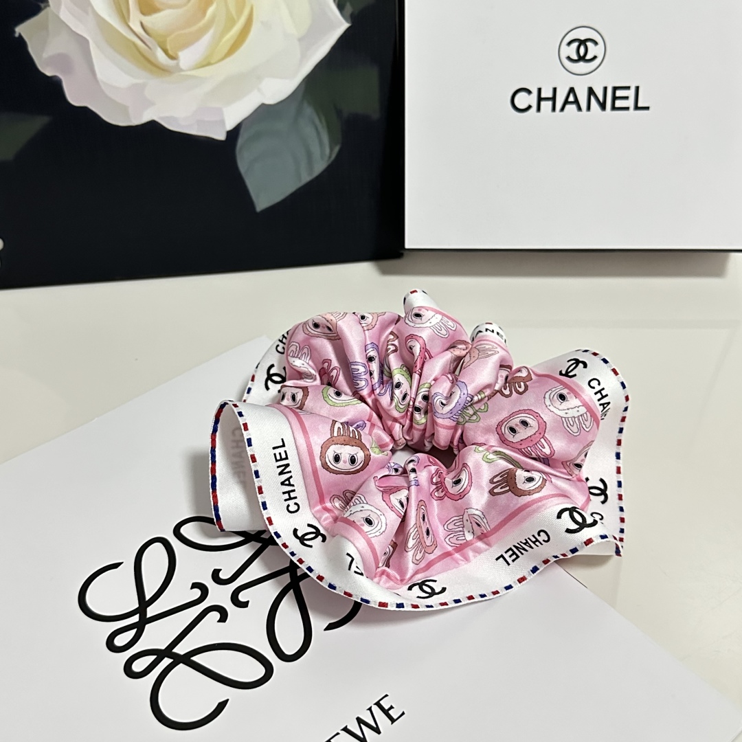  配专柜包装
Chanel（香奈儿）最新小香风拉布布发圈
小仙女快入手
特殊材质 不嘞头
可盐可甜～
