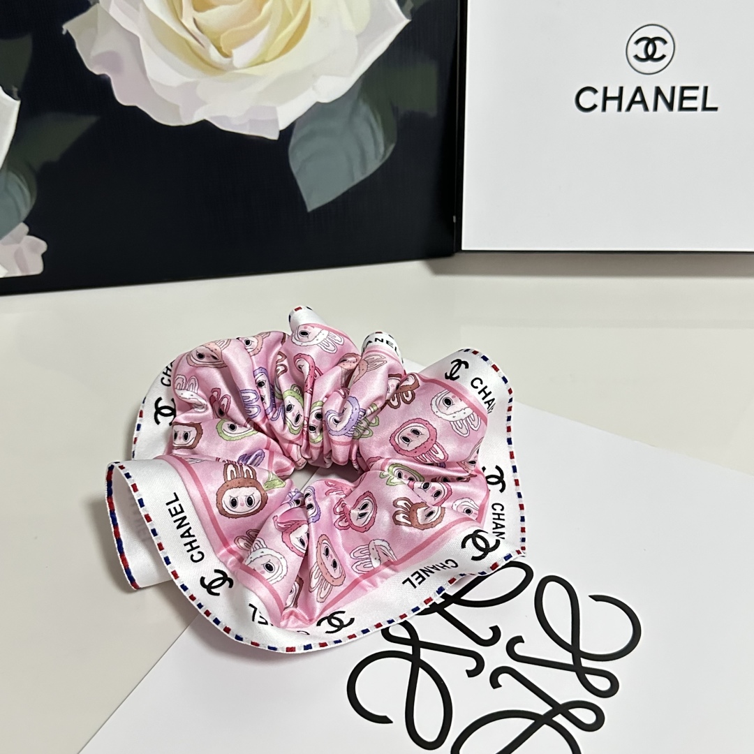  配专柜包装
Chanel（香奈儿）最新小香风拉布布发圈
小仙女快入手
特殊材质 不嘞头
可盐可甜～