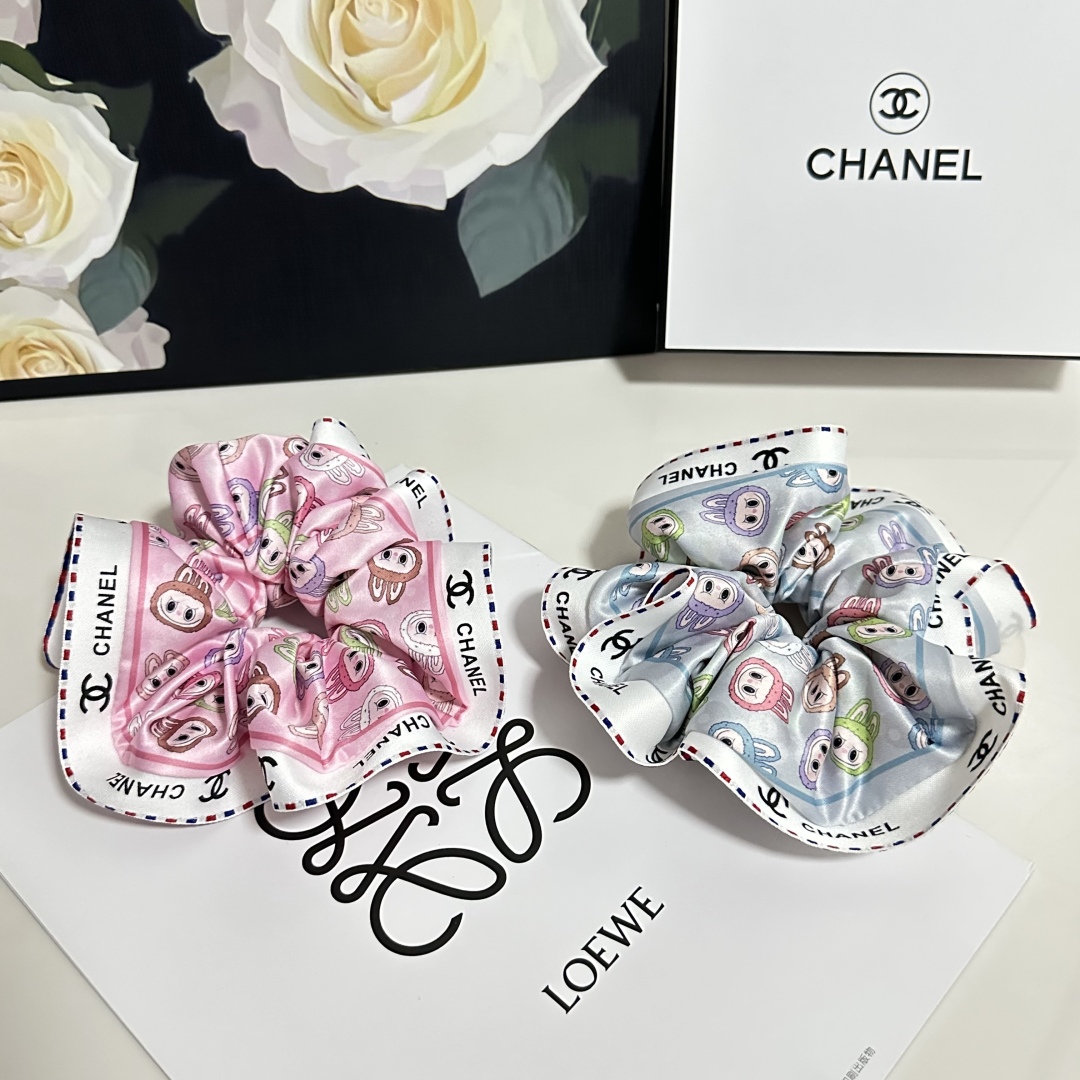 配专柜包装
Chanel（香奈儿）最新小香风拉布布发圈
小仙女快入手
特殊材质 不嘞头
可盐可甜～