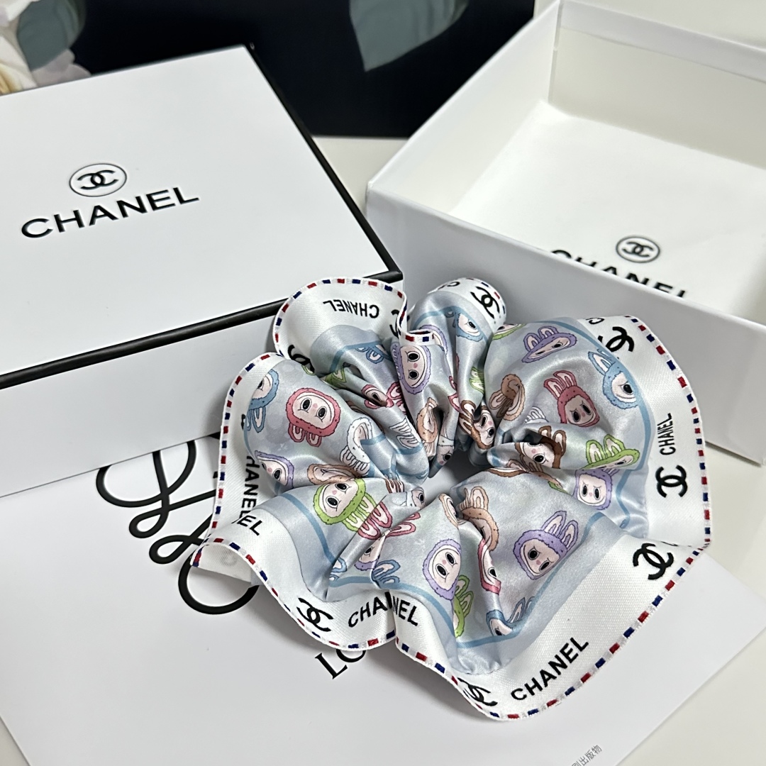  配专柜包装
Chanel（香奈儿）最新小香风拉布布发圈
小仙女快入手
特殊材质 不嘞头
可盐可甜～