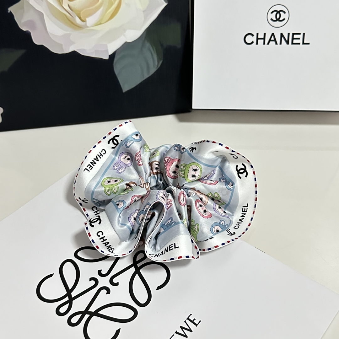  配专柜包装
Chanel（香奈儿）最新小香风拉布布发圈
小仙女快入手
特殊材质 不嘞头
可盐可甜～