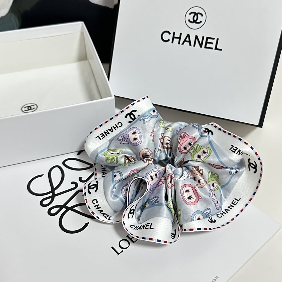  配专柜包装
Chanel（香奈儿）最新小香风拉布布发圈
小仙女快入手
特殊材质 不嘞头
可盐可甜～