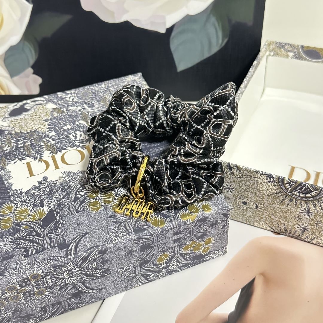  配专柜包装
DIOR（迪奥）最新CD轻奢发圈
小仙女快入手
特殊材质 不嘞头
可盐可甜～