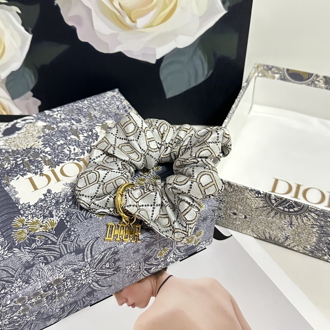  配专柜包装
DIOR（迪奥）最新CD轻奢发圈
小仙女快入手
特殊材质 不嘞头
可盐可甜～