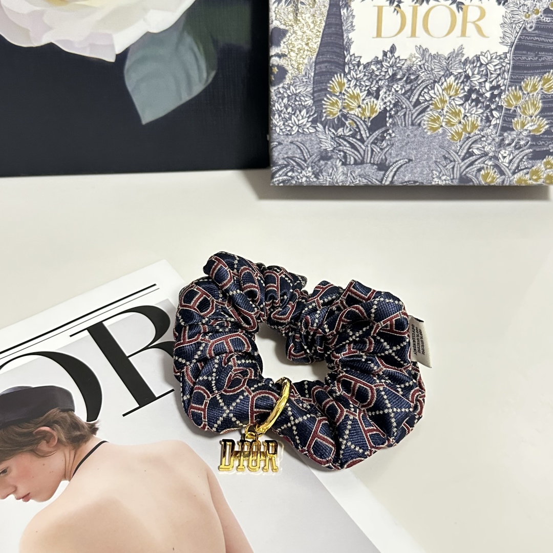  配专柜包装
DIOR（迪奥）最新CD轻奢发圈
小仙女快入手
特殊材质 不嘞头
可盐可甜～