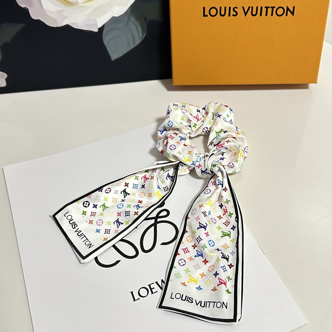  配专柜包装
Lv（路易威登）最新真丝轻奢发圈
小仙女快入手
特殊材质 不嘞头
可盐可甜～