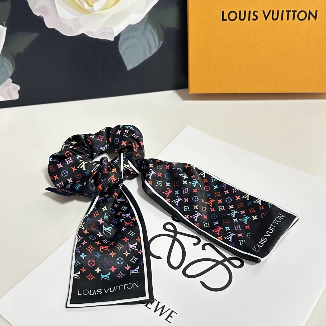  配专柜包装
Lv（路易威登）最新真丝轻奢发圈
小仙女快入手
特殊材质 不嘞头
可盐可甜～