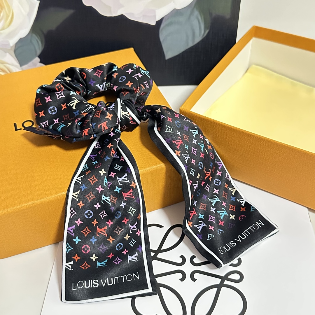  配专柜包装
Lv（路易威登）最新真丝轻奢发圈
小仙女快入手
特殊材质 不嘞头
可盐可甜～