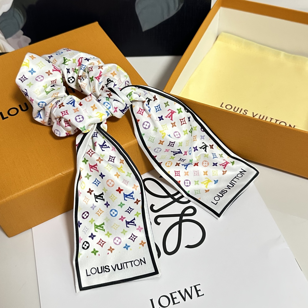  配专柜包装
Lv（路易威登）最新真丝轻奢发圈
小仙女快入手
特殊材质 不嘞头
可盐可甜～