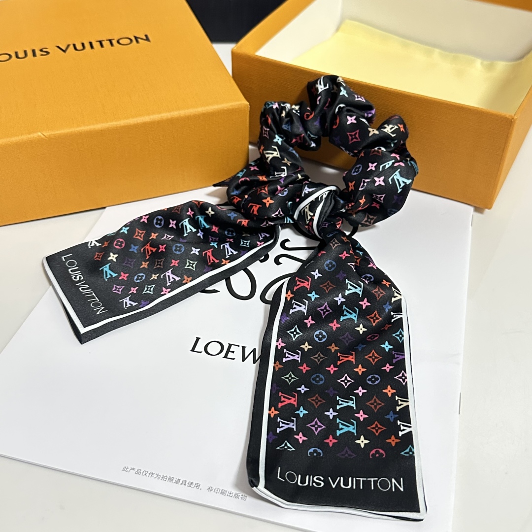  配专柜包装
Lv（路易威登）最新真丝轻奢发圈
小仙女快入手
特殊材质 不嘞头
可盐可甜～
