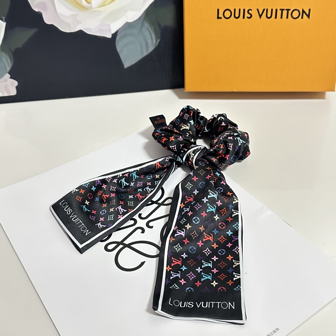  配专柜包装
Lv（路易威登）最新真丝轻奢发圈
小仙女快入手
特殊材质 不嘞头
可盐可甜～