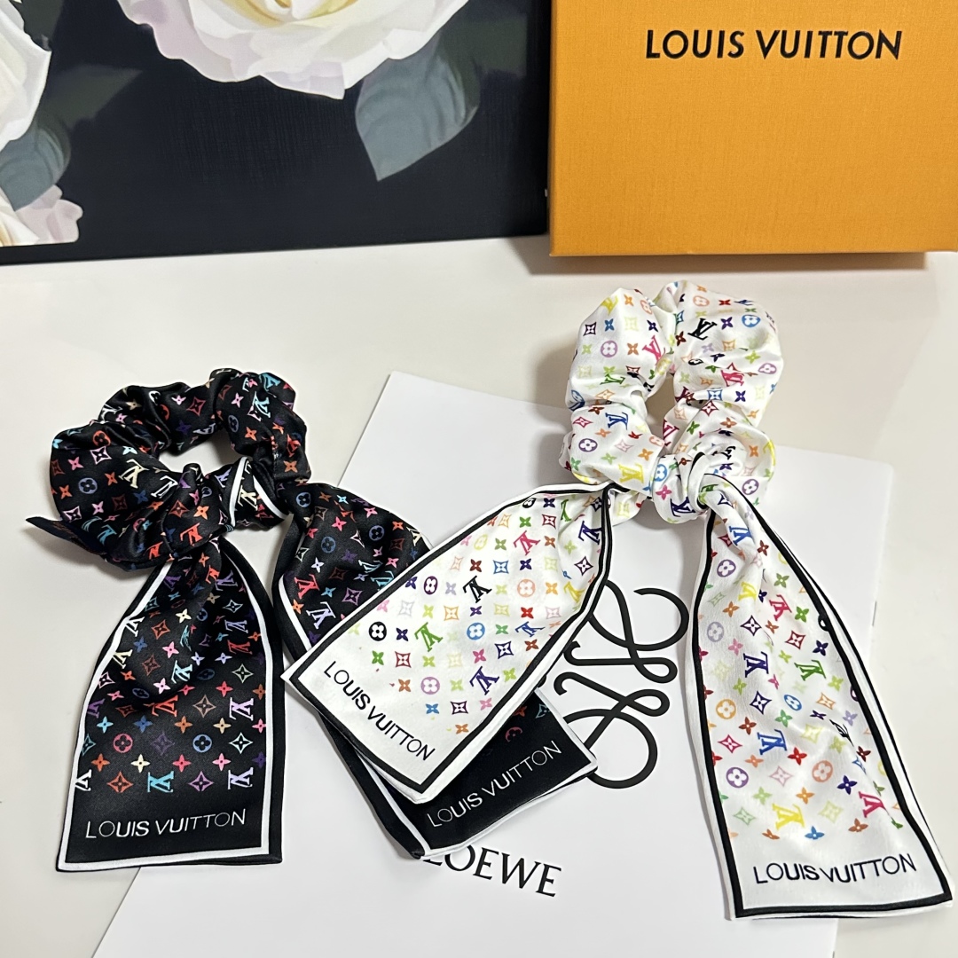  配专柜包装
Lv（路易威登）最新真丝轻奢发圈
小仙女快入手
特殊材质 不嘞头
可盐可甜～