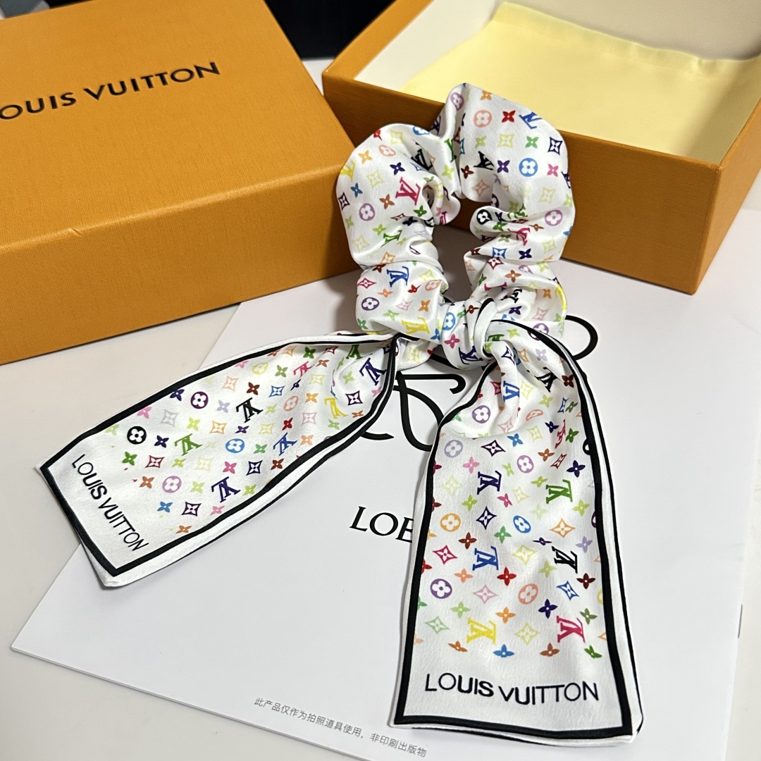  配专柜包装
Lv（路易威登）最新真丝轻奢发圈
小仙女快入手
特殊材质 不嘞头
可盐可甜～