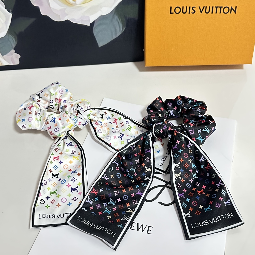  配专柜包装
Lv（路易威登）最新真丝轻奢发圈
小仙女快入手
特殊材质 不嘞头
可盐可甜～