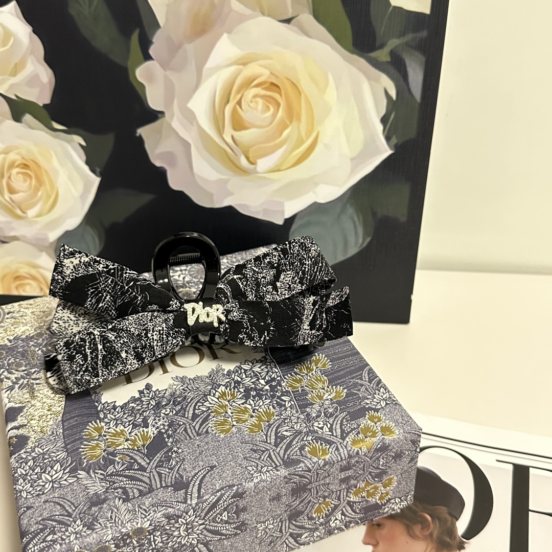 （单个）配专柜包装 
DIOR（迪奥）最新中国风抓夹
中古vintage复古抓夹
优雅的girl值得入