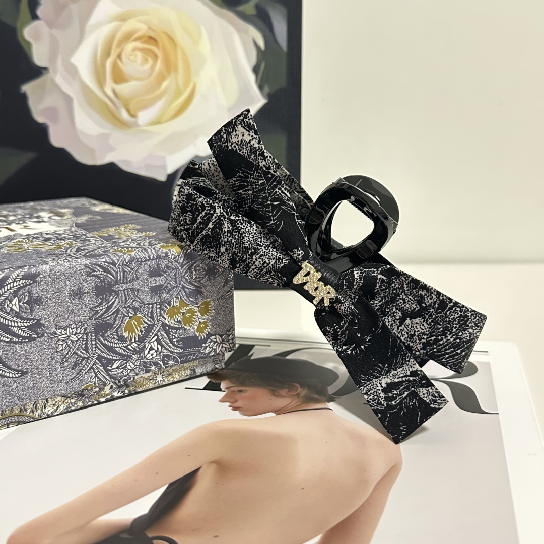  （单个）配专柜包装 
DIOR（迪奥）最新中国风抓夹
中古vintage复古抓夹
优雅的girl值得入