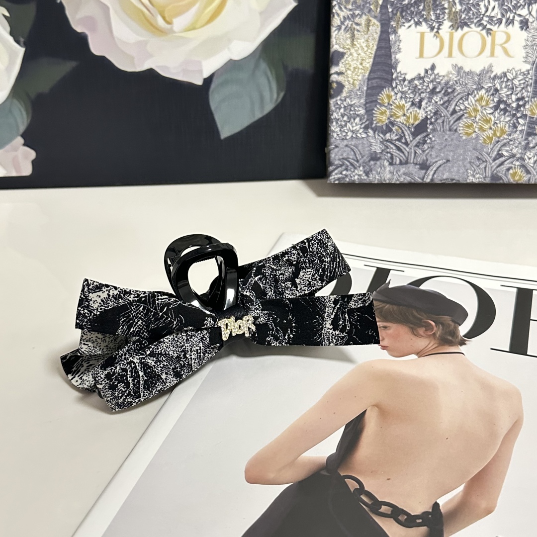  （单个）配专柜包装 
DIOR（迪奥）最新中国风抓夹
中古vintage复古抓夹
优雅的girl值得入