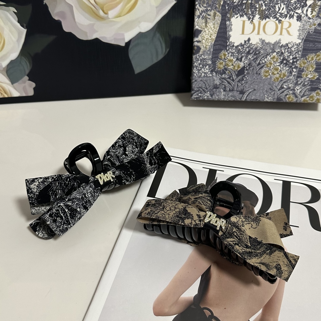  （单个）配专柜包装 
DIOR（迪奥）最新中国风抓夹
中古vintage复古抓夹
优雅的girl值得入