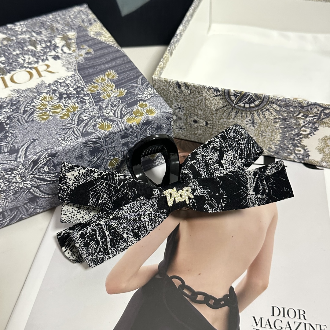  （单个）配专柜包装 
DIOR（迪奥）最新中国风抓夹
中古vintage复古抓夹
优雅的girl值得入