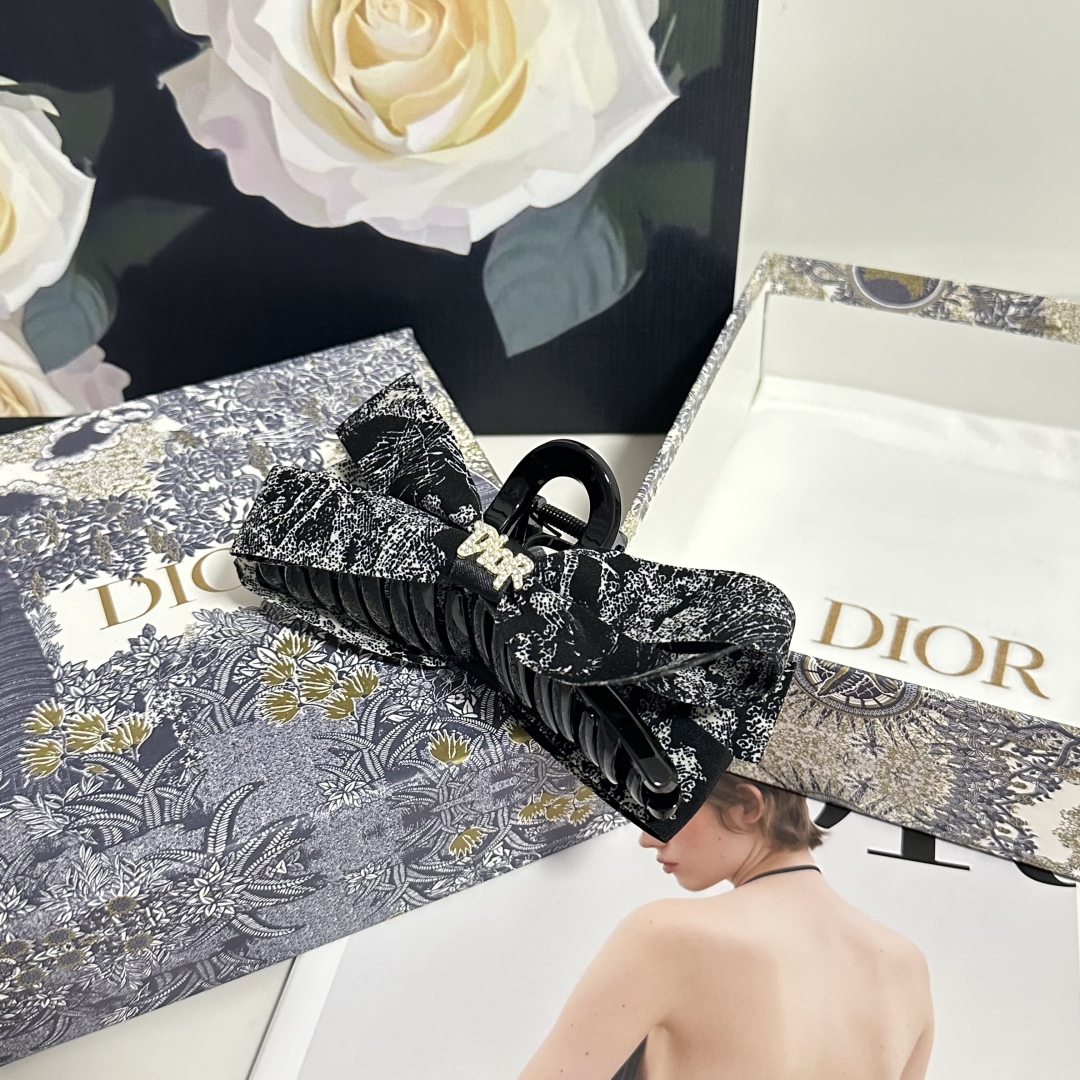  （单个）配专柜包装 
DIOR（迪奥）最新中国风抓夹
中古vintage复古抓夹
优雅的girl值得入
