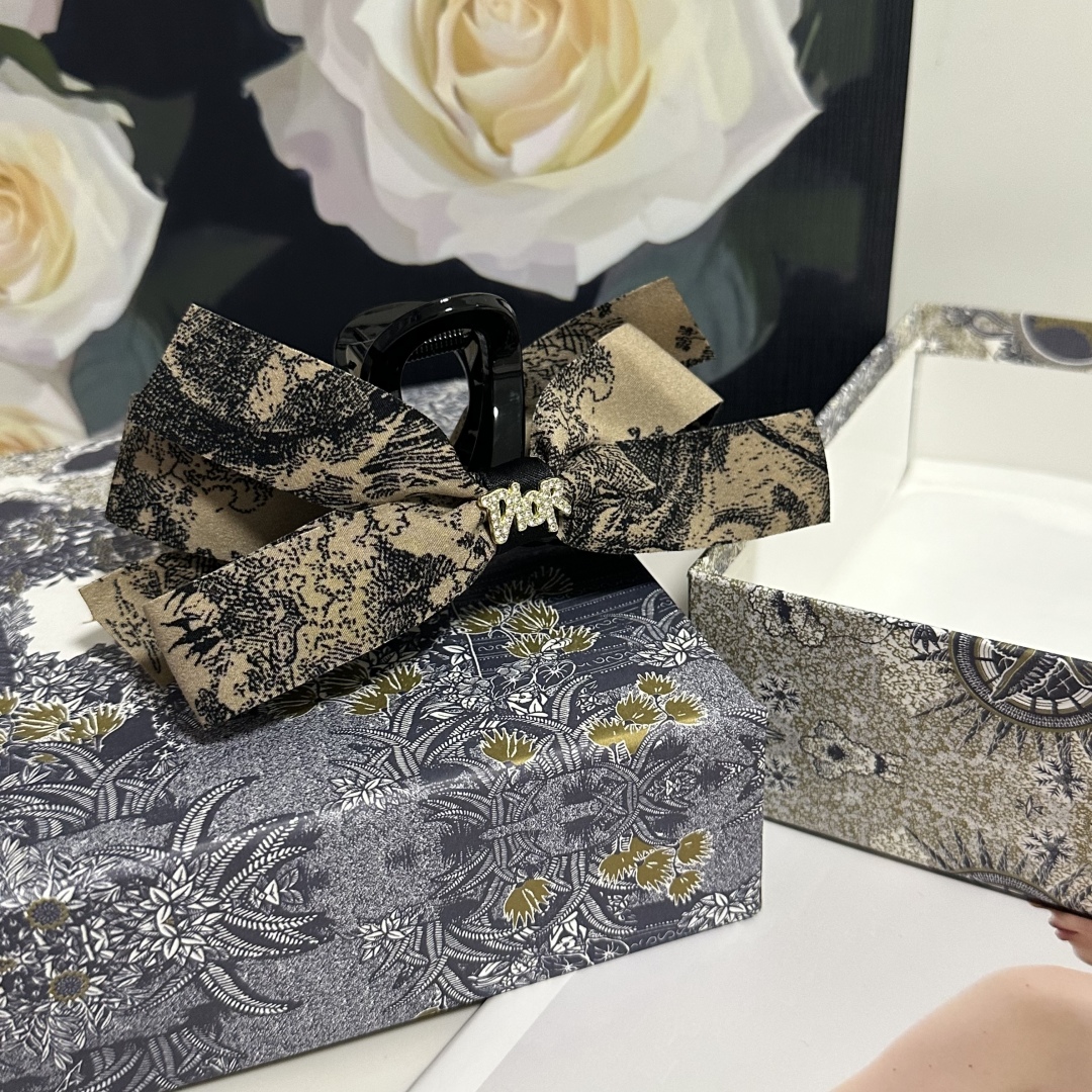  （单个）配专柜包装 
DIOR（迪奥）最新中国风抓夹
中古vintage复古抓夹
优雅的girl值得入