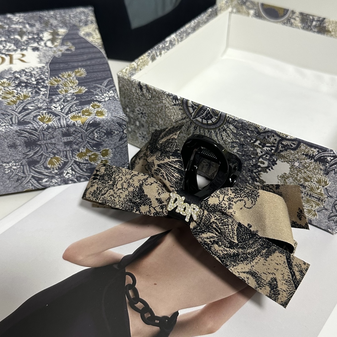  （单个）配专柜包装 
DIOR（迪奥）最新中国风抓夹
中古vintage复古抓夹
优雅的girl值得入