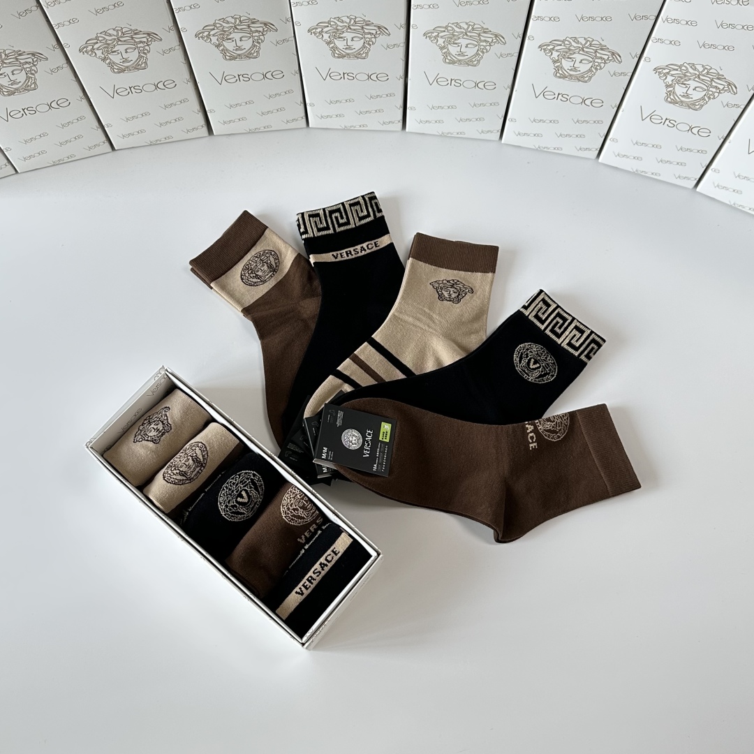 💛配专柜包装
VERSACE（范思哲） 新款中长款堆堆袜袜子！一盒五双，专柜同步筒袜袜子，💛大牌出街，潮