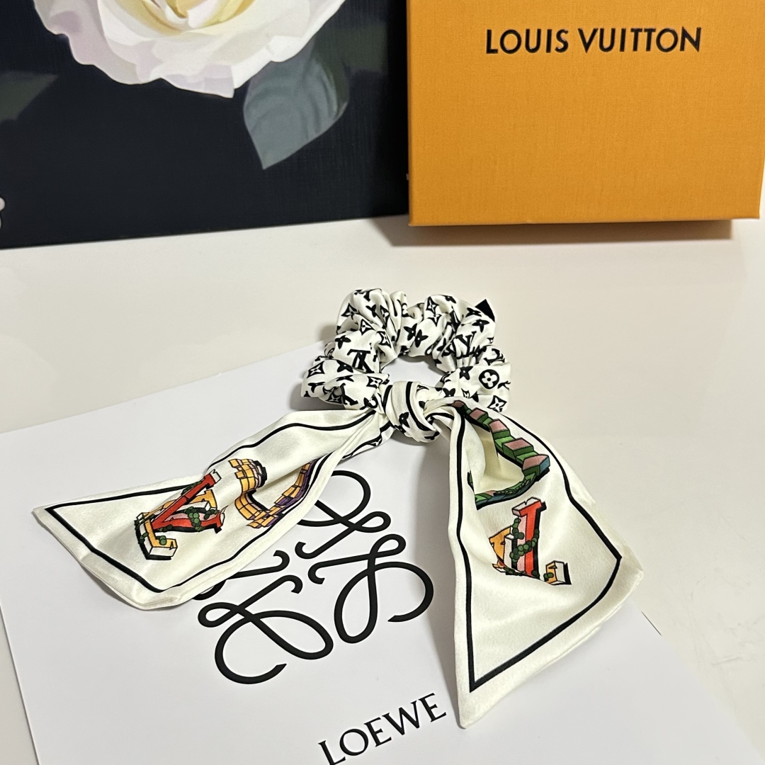  配专柜包装
Lv（路易威登）最新真丝轻奢发圈
小仙女快入手
特殊材质 不嘞头
可盐可甜～
