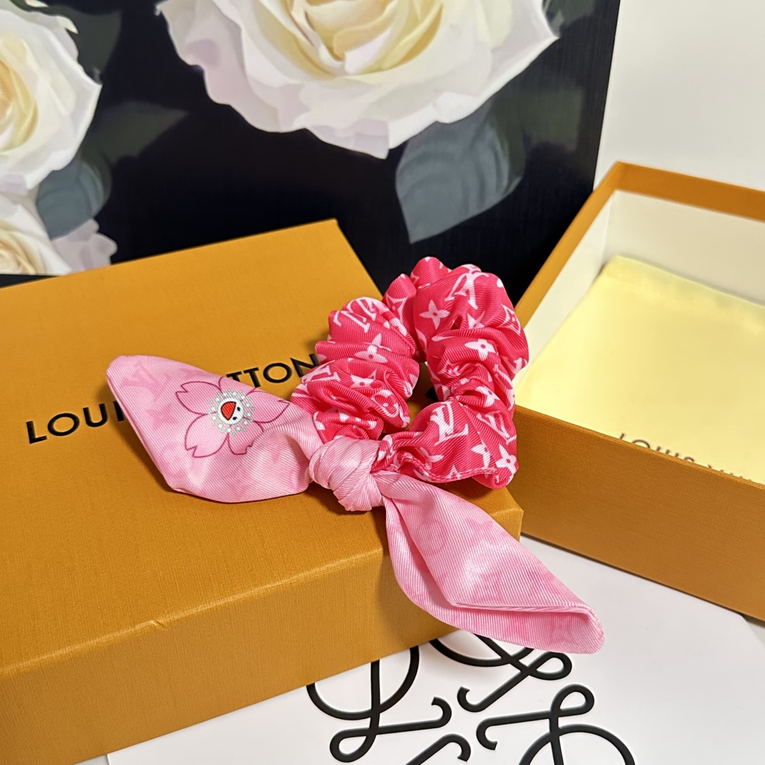  配专柜包装
Lv（路易威登）最新真丝轻奢发圈
小仙女快入手
特殊材质 不嘞头
可盐可甜～
