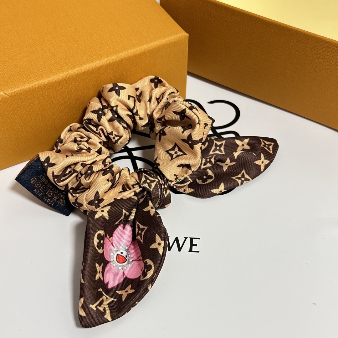  配专柜包装
Lv（路易威登）最新真丝轻奢发圈
小仙女快入手
特殊材质 不嘞头
可盐可甜～