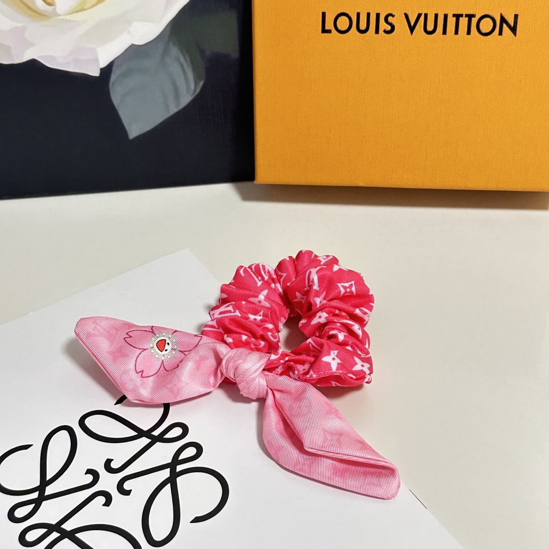  配专柜包装
Lv（路易威登）最新真丝轻奢发圈
小仙女快入手
特殊材质 不嘞头
可盐可甜～