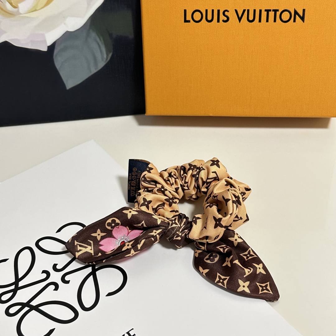  配专柜包装
Lv（路易威登）最新真丝轻奢发圈
小仙女快入手
特殊材质 不嘞头
可盐可甜～