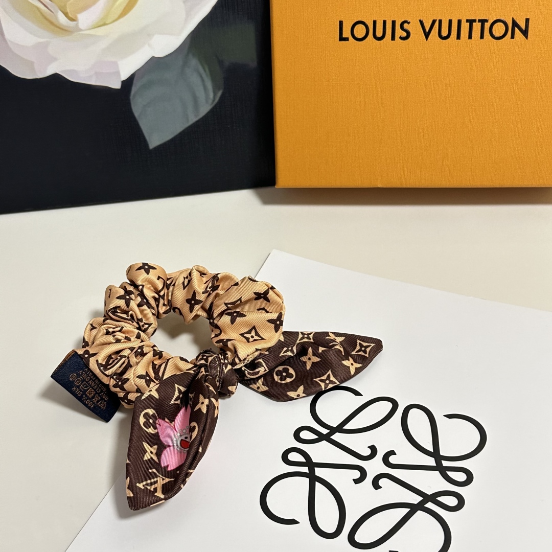  配专柜包装
Lv（路易威登）最新真丝轻奢发圈
小仙女快入手
特殊材质 不嘞头
可盐可甜～