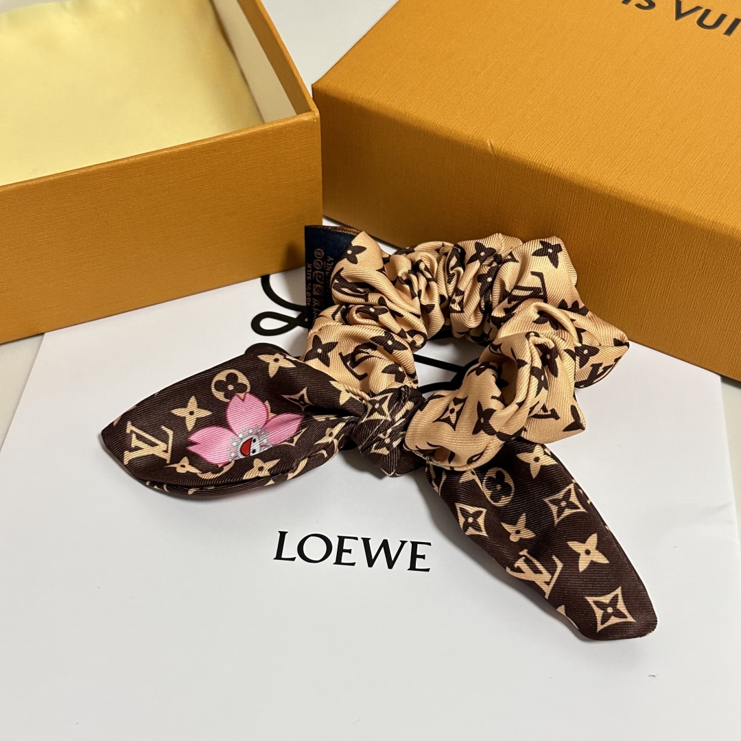  配专柜包装
Lv（路易威登）最新真丝轻奢发圈
小仙女快入手
特殊材质 不嘞头
可盐可甜～