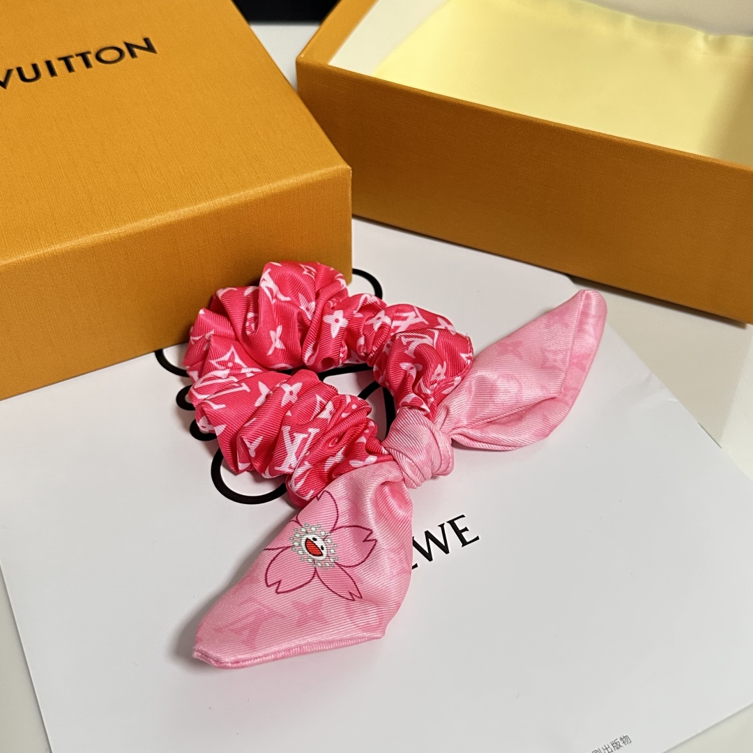  配专柜包装
Lv（路易威登）最新真丝轻奢发圈
小仙女快入手
特殊材质 不嘞头
可盐可甜～