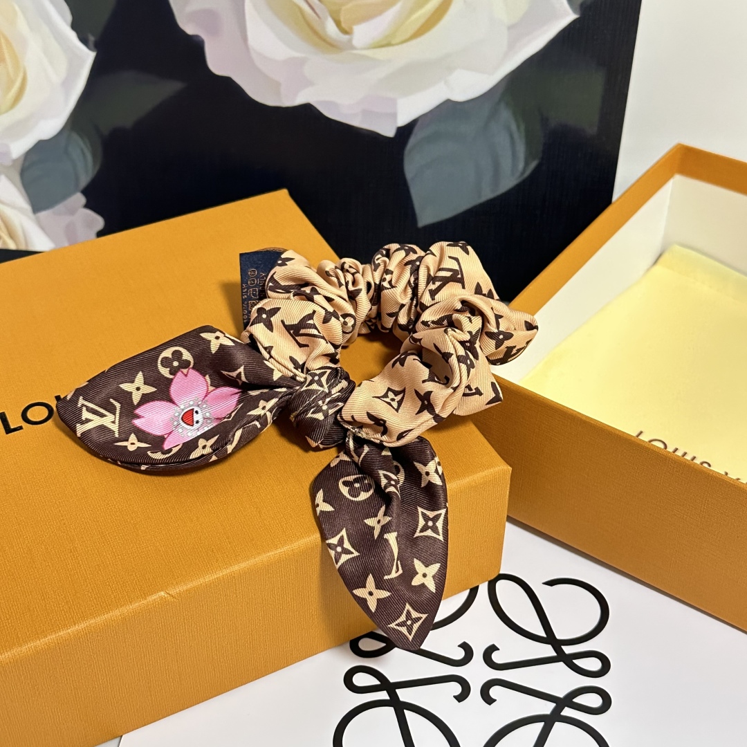  配专柜包装
Lv（路易威登）最新真丝轻奢发圈
小仙女快入手
特殊材质 不嘞头
可盐可甜～