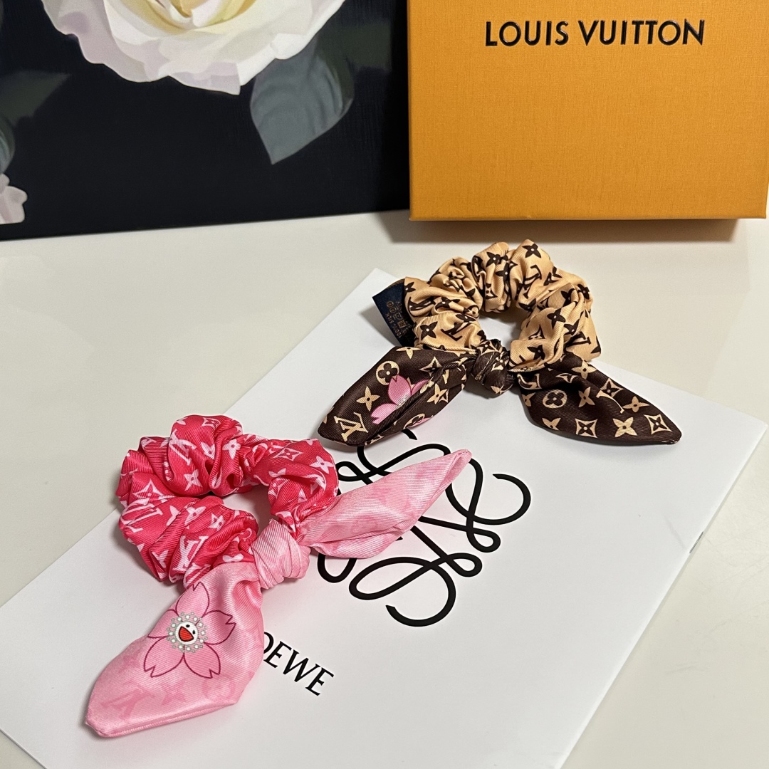  配专柜包装
Lv（路易威登）最新真丝轻奢发圈
小仙女快入手
特殊材质 不嘞头
可盐可甜～