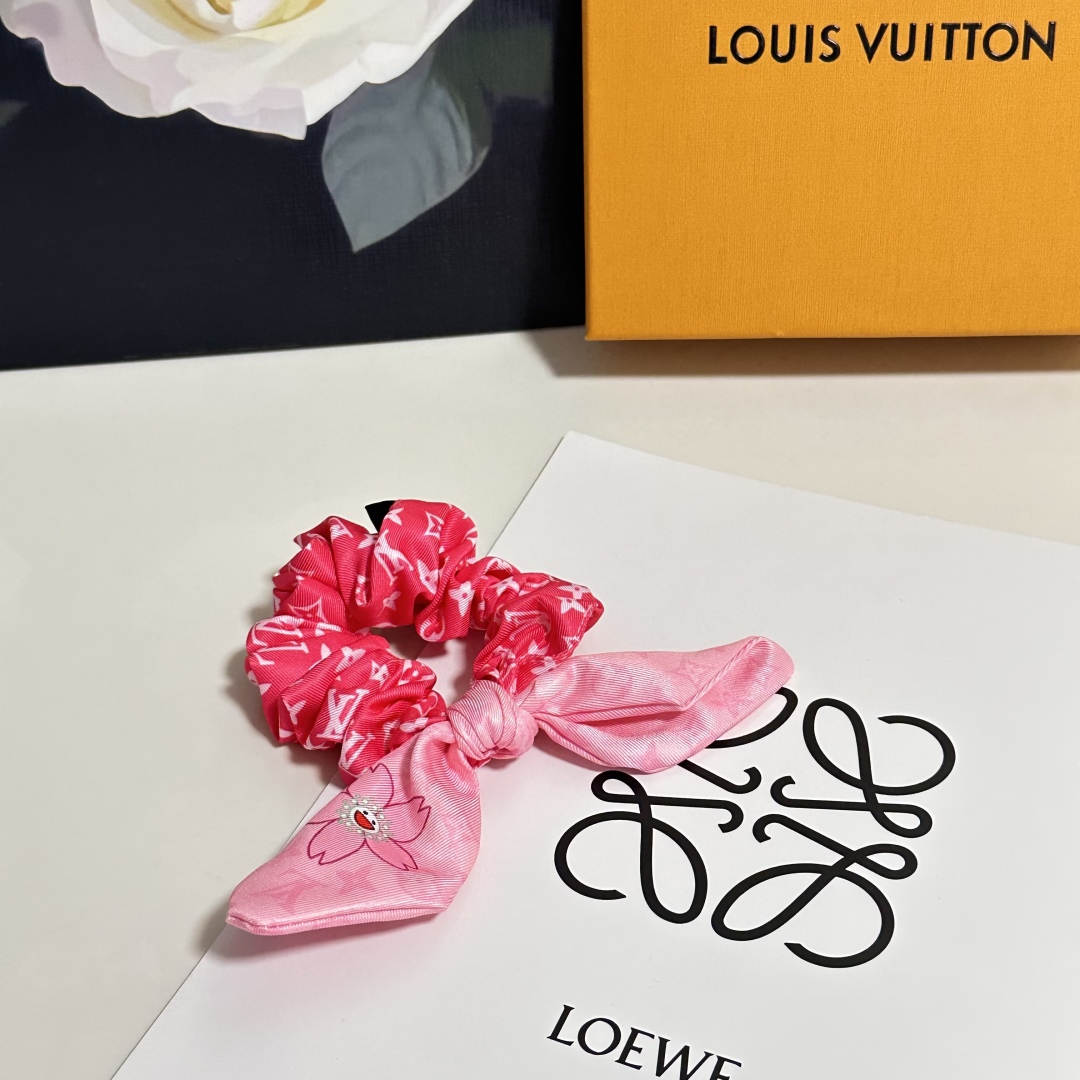  配专柜包装
Lv（路易威登）最新真丝轻奢发圈
小仙女快入手
特殊材质 不嘞头
可盐可甜～