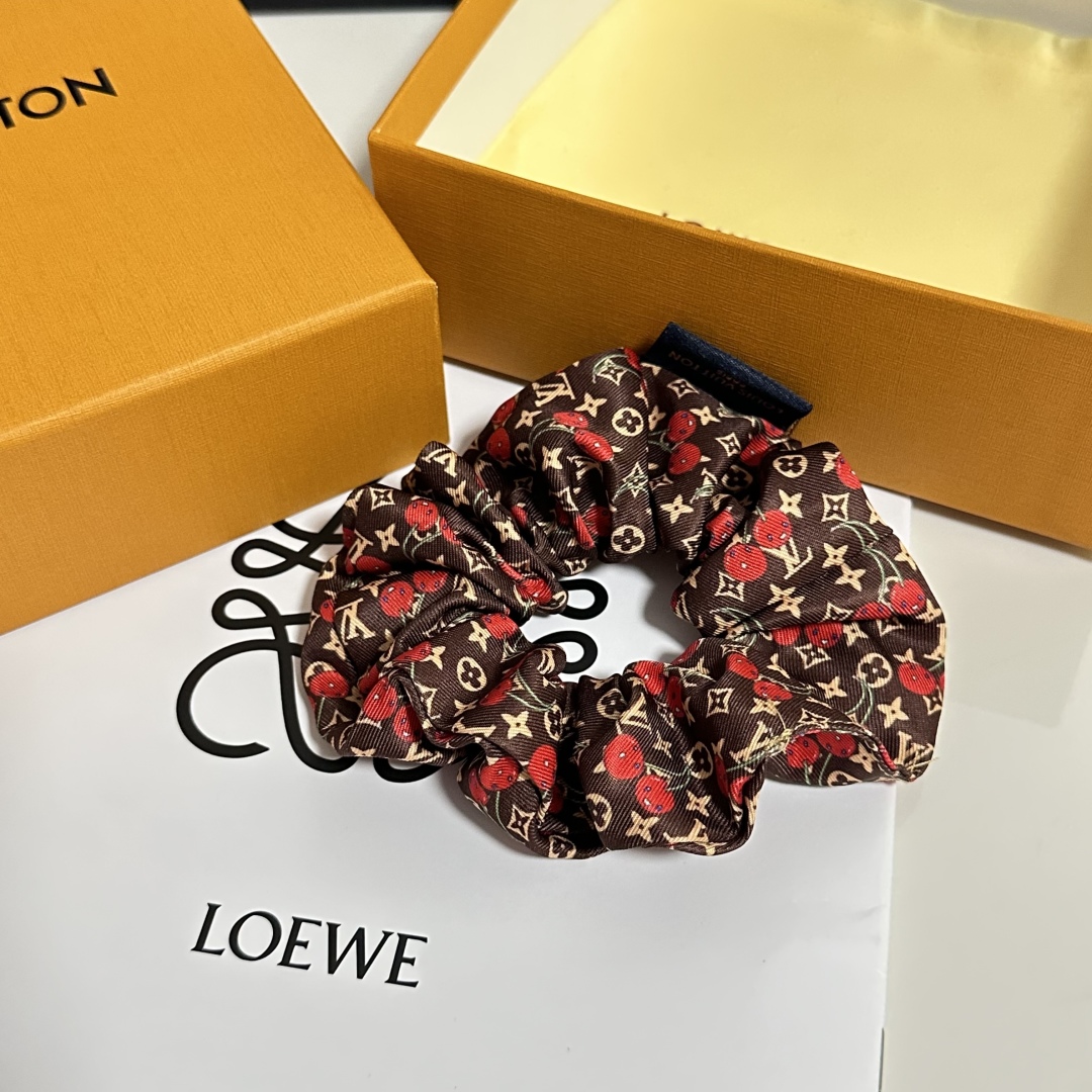  配专柜包装
Lv（路易威登）最新真丝樱桃🍒轻奢发圈
小仙女快入手
特殊材质 不嘞头
可盐可甜～