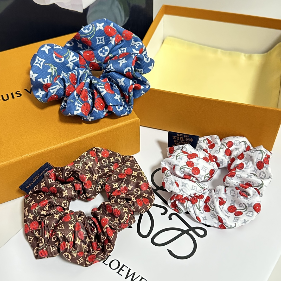  配专柜包装
Lv（路易威登）最新真丝樱桃🍒轻奢发圈
小仙女快入手
特殊材质 不嘞头
可盐可甜～