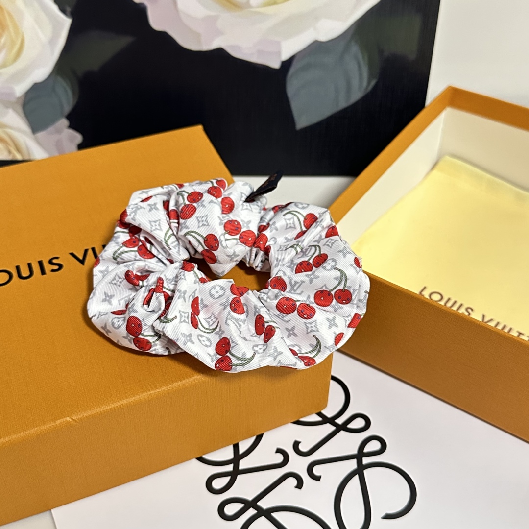  配专柜包装
Lv（路易威登）最新真丝樱桃🍒轻奢发圈
小仙女快入手
特殊材质 不嘞头
可盐可甜～