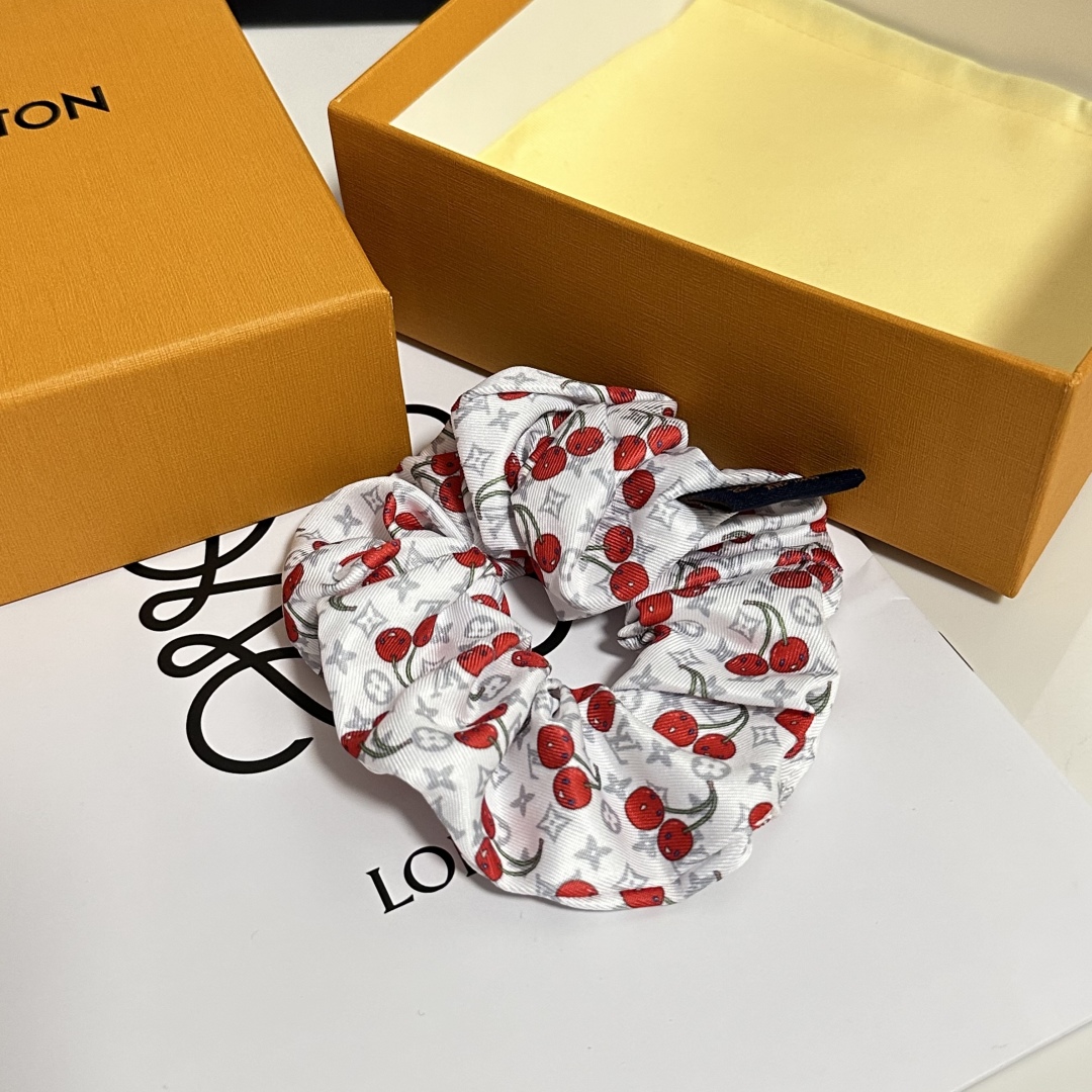  配专柜包装
Lv（路易威登）最新真丝樱桃🍒轻奢发圈
小仙女快入手
特殊材质 不嘞头
可盐可甜～