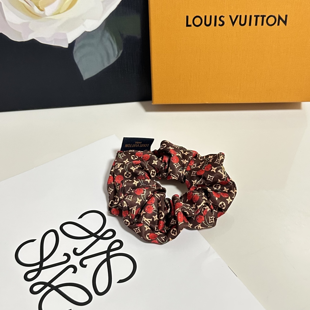  配专柜包装
Lv（路易威登）最新真丝樱桃🍒轻奢发圈
小仙女快入手
特殊材质 不嘞头
可盐可甜～