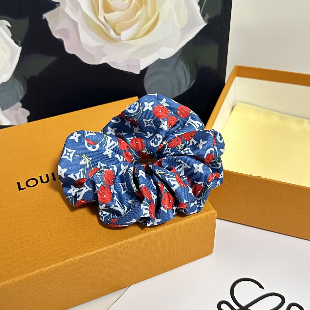  配专柜包装
Lv（路易威登）最新真丝樱桃🍒轻奢发圈
小仙女快入手
特殊材质 不嘞头
可盐可甜～