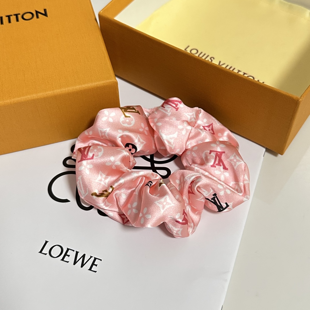  配专柜包装
Lv（路易威登）最新真丝轻奢发圈
小仙女快入手
特殊材质 不嘞头
可盐可甜～