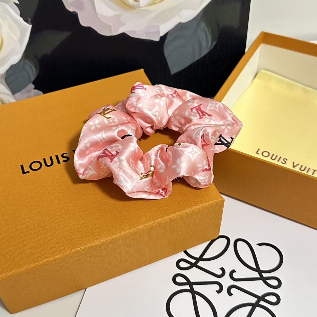  配专柜包装
Lv（路易威登）最新真丝轻奢发圈
小仙女快入手
特殊材质 不嘞头
可盐可甜～