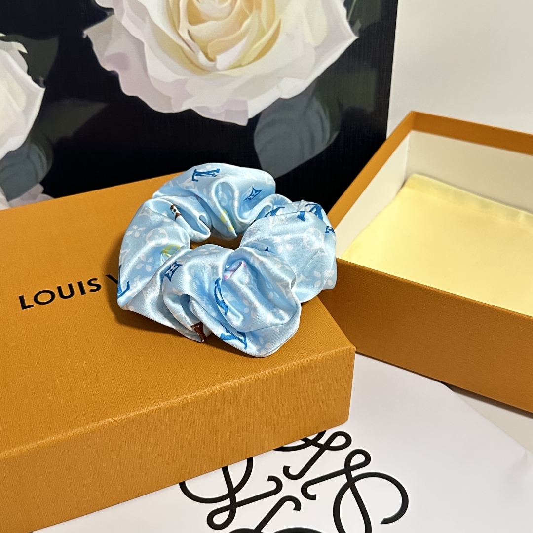 配专柜包装
Lv（路易威登）最新真丝轻奢发圈
小仙女快入手
特殊材质 不嘞头
可盐可甜～