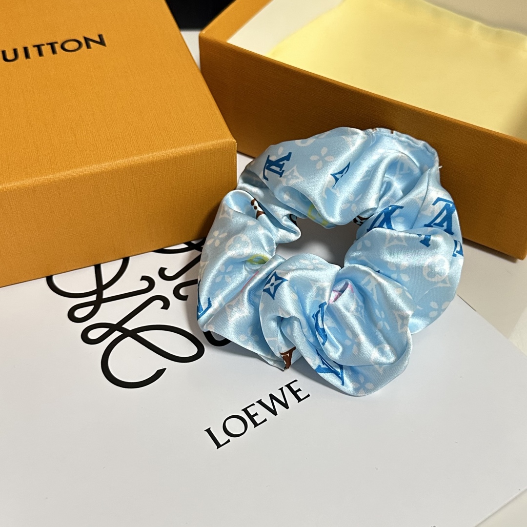  配专柜包装
Lv（路易威登）最新真丝轻奢发圈
小仙女快入手
特殊材质 不嘞头
可盐可甜～